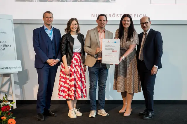 Für Neulengbach nahmen Bürgermeister Jürgen Rummel und Bildungsstadträtin Angelika Kures die Auszeichnung entgegen. | Foto: Harald Schlossko