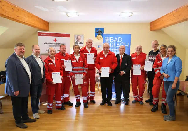 Auszeichnungen an das Rote Kreuz - Ortsstelle Bad Erlach durch die Bürgermeister aus Bad Erlach, Katzelsdorf, Lanzenkirchen und Walpersbach. | Foto: Gemeinde Bad Erlach