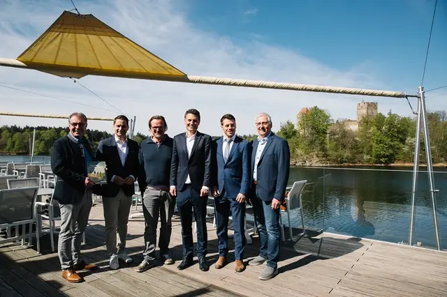 Die neuen Betreiber Andreas Purtscher und Christian Brodträger (Mitte) stellten ihre Vision für das Naturresort Ottenstein vor. | Foto: The Good Life B&amp;P GmbH