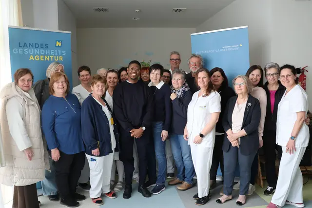 Nach fast 25 Jahren zu Besuch in Mistelbach: Elsio Jorge Almeida (Mitte) mit Ärztlichem
Direktor Prim. Dr. Ronald Zwrtek, MBA MAS und Initiator Franz Fluch sowie DGKP Iris Veigl,
DGKP Jutta Bacher, DGKP Romana Stavek, DGKP Karina Rameis, DGKP Alena Degen-
Necas, DGKP Petra Schuhböck, DGKP Eveline Schöberl, DGKP Waltraud Lachmayer,
Bereichsleitung DGKP Monika Pichler, MBA, Stationsleitung DGKP Thomas Neubauer,
DGKP Helene Keminger, DGKP Maria Spalony-Sobotka, DGKP Angela Grötzl, DGKP Anita
Renzhofer, Franz Fluch, ehemalige Stationsassistentin Friederike Robl, DGKP Sabine
Klaus, Primaria Dr. Milana Unterweger-Jocic, DGKP Sabine Krickl-Novak und DGKP
Gerburg Esterer. | Foto: LK Mistelbach-Gänserndorf