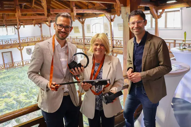 Sebastian Schuschnig, Gerda Sandriesser und Andreas Kuchler sind große Fans der neuen Technik. | Foto: Stadt Villach/Astrid Kompan