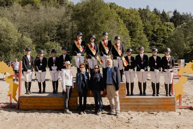 Siegerbild der Burgenländischen Meisterschaft der Ländlichen Reiter im Dressursport auf der Anlage des Zucht- und Ausbildungsstalls Winter in Rudersdorf.  | Foto: Saskia Pock 