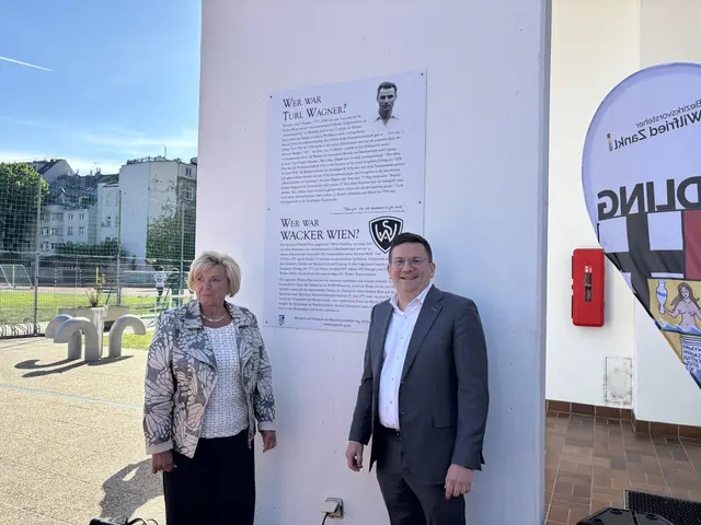 Die Tafel am Platz wurde von Bezirksvorsteher Wilfried Zankl (r.) und der Schwester von Turl Wagner (l.) enthüllt.  | Foto: Marlene Graupner/MeinBezirk
