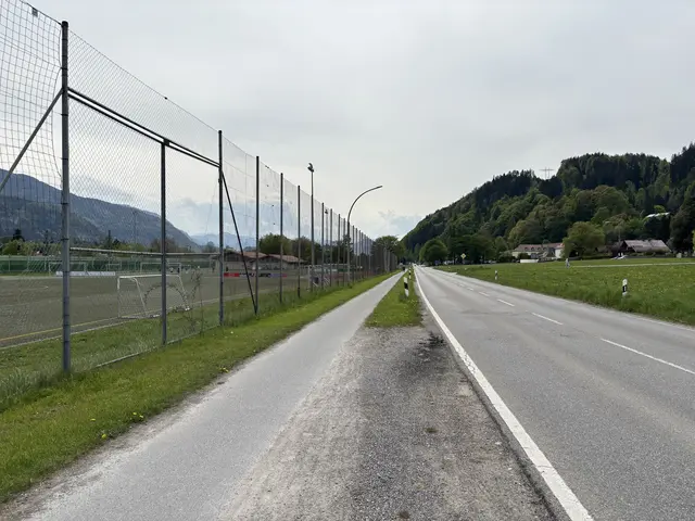 Der erste Bauabschnitt reicht von der Landesgrenze bis zur Einfahrt ins Gewerbegebiet nach den Sportplätzen.  | Foto: Barbara Fluckinger
