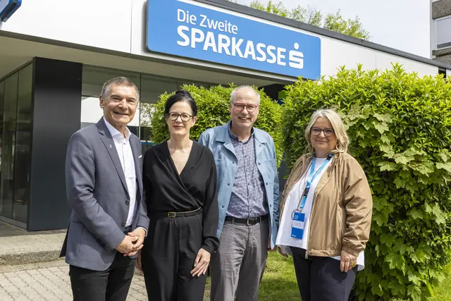 Rupert Rieder, Vorstandsvorsitzender der Zweite Sparkasse, Gerda Holzinger-Burgstaller, Vorstandsvorsitzende der Erste Bank Oesterreich, Peter T. Niederreiter, Geschäftsführer Schuldenberatung Salzburg und Karin Macheiner, Filialverantwortliche der Zweite Sparkasse Salzburg vor der Zweite Sparkasse in Itzling.
 | Foto: wildbild 