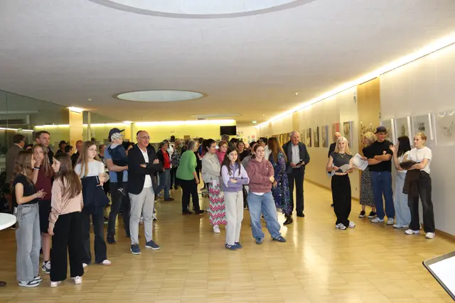 Zahlreiche Besucher:innen wohnten der Vernissage bei.  | Foto: Elisabeth Zangerl