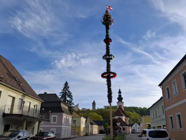 Maibaum in Klam. Eine Initiative der Landjugend Klam mit Feuerwehr und Musik. | Foto: Zinterhof