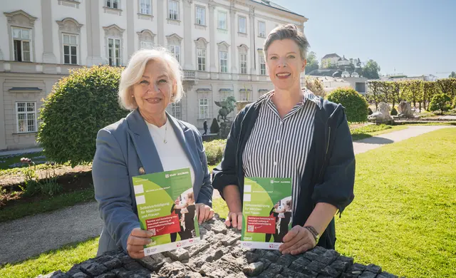 Die Stadt bietet Selbstverteidungskurse für Mädchen und Frauen an. Im Bild: Stadträtin Andrea Brandner und Frauen- und Gleichbehandlungsbeauftragte Alexandra Schmidt. | Foto: Stadt Salzburg/Alexander Killer