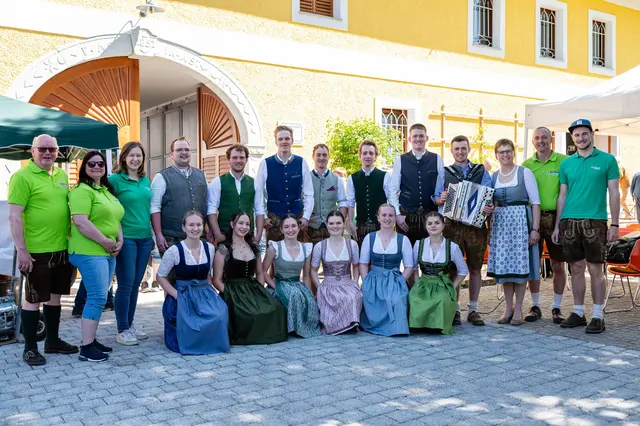 Die Veranstalter und die Ehrengäste freuten sich über den tollen Auftritt der LJ-Volkstanzgruppe. | Foto: Andrea Engleder