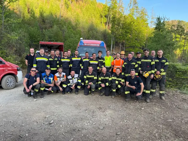 29 Kameraden des Waldbrandzuges des Bereichsfeuerwehrverbandes Mürzzuschlag standen am Montag in Eisbach-Rein, Gemeinde Gratwein-Strassengel, im Einsatz.  | Foto: BFVMZ