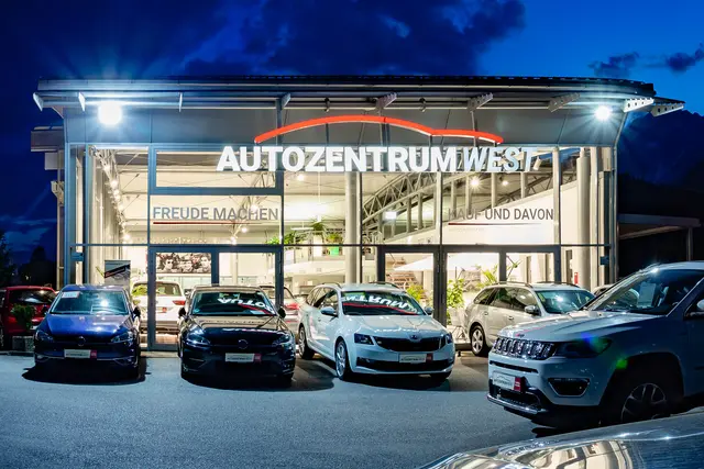 Modernes Schauraumgebäude des Autozentrum West mit Fahrzeugausstellung am Standort Saglstraße. | Foto: Autozentrum West