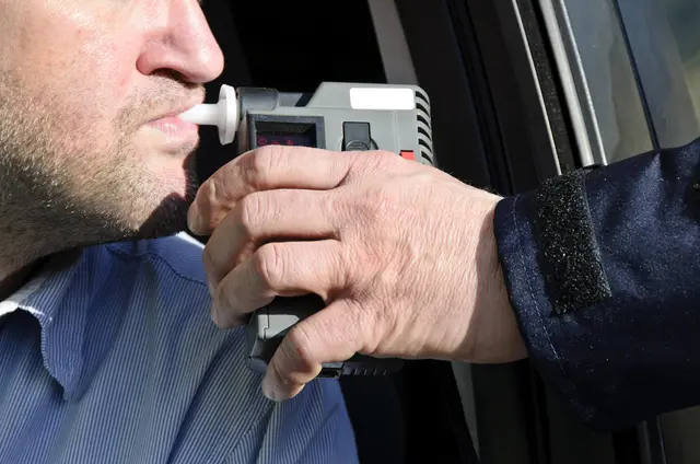 Mit 175 km/h statt erlaubter 100 km/h und unter Alkoholeinfluss war ein 48-jähriger Autofahrer im Zillertal unterwegs – die Polizei stoppte die gefährliche Fahrt und nahm den Führerschein ab. | Foto: smarterpix (Symbolbild)