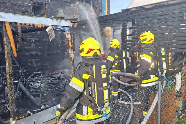Einsatzkräfte kämpften unter schwerem Atemschutz gegen die Flammen. | Foto: BFK WT / St. Mayer