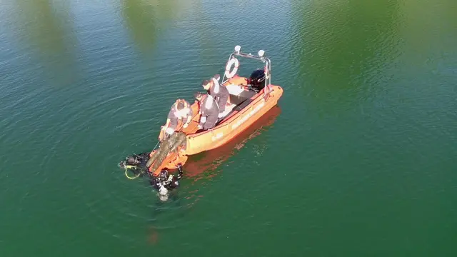 Übungsannahme war ein gekentertes Boot mit mehreren Personen im Wasser. Zwei Personen waren bereits untergegangen, eine weitere Person konnte sich selbstständig ans gegenüberliegende Ufer retten. | Foto: BFVMZ