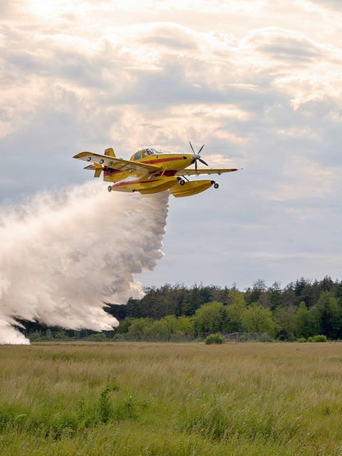 Starrflügler vom Typ Airtractor von “Aquarius aerial Firefighting” aus Luxemburg werden im Minutentakt bis zu 3.100 Liter Wasser direkt aus dem Traunsee aufnehmen, um die Brandherde aus der Luft zu bekämpfen.  | Foto: Aquarius Areial Firefighting