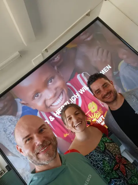 Religionslehrer Patrick Gleffe mit Manuela Erber-Telemaque und Direktor Christian Meßmer (v.l.). | Foto: Meßmer