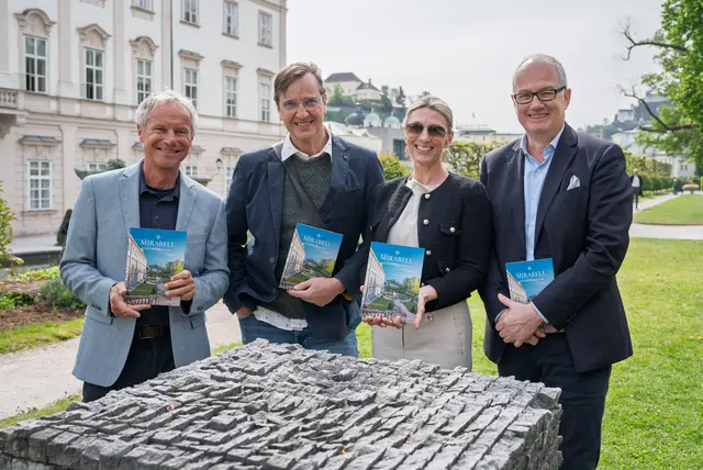 Inmitten des Mirabellgartens wurde das Buch präsentiert. Im Bild: v.l.n.r.: Christian Stadler (Amtsleiter Stadtgärten), Hubert Auer (Fotograf), Tanja Maria von Schilling (Autorin), Heiner Gann (Verlagsgeschäftsführer) | Foto: Stadt Salzburg/Alexander Killer