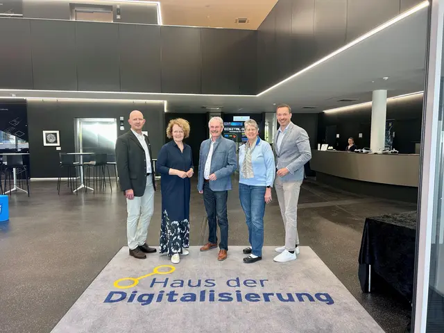 ecoplus Prokurist und Geschäftsführer ecoplus Haus der Digitalisierung Claus Zeppelzauer, Senioren-Landesrätin Christiane Teschl-Hofmeister, Landtagspräsident und NÖ Senioren Landesobmann Karl Wilfing, Bezirksobfrau der NÖ Senioren Bezirk Waidhofen an der Thaya Luise Maria Strobl und Geschäftsführer ecoplus Haus der Digitalisierung Lukas Reutterer | Foto: ecoplus Digital