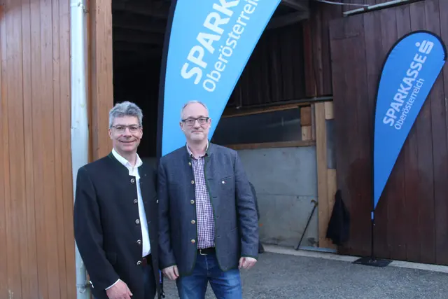Bernhard Lengauer und Hans-Jürgen Achleitner von der Sparkasse OÖ. | Foto: MeinBezirk Perg/Köck