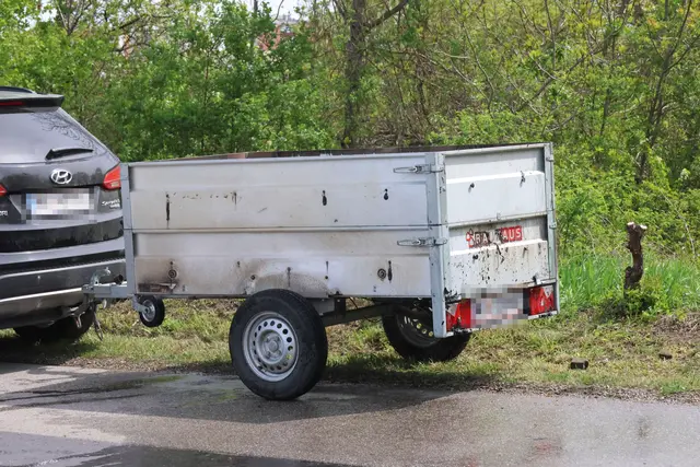 Ein Auto mit einem brennenden Anhänger musste in Wels-Vogelweide gestoppt werden. | Foto: laumat.at