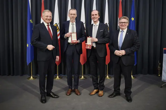 Landeshauptmann Thomas Stelzer, Chorleiter Klemens Öhlinger, ehemaliger Musikschuldirektor Johann Weilguni und Bgm. Martin Gaisberger (von links nach rechts). | Foto: Land OÖ