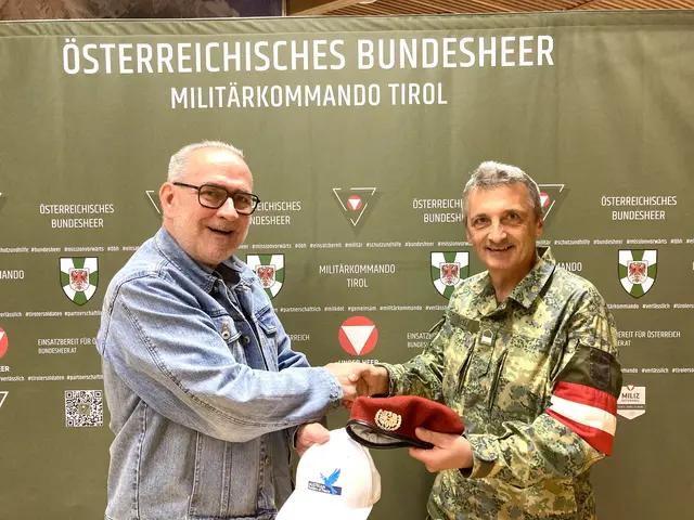 Vzlt Roland Wolf übergibt das Barett der Fernmeldetruppe | Foto: Gerhard F. Dujmovits Austrian Soldier of Peace