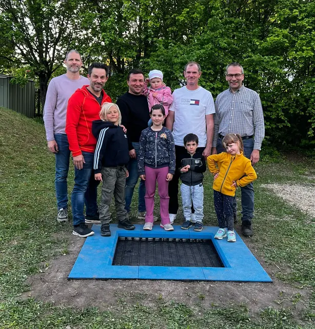 Am Spielplatz in der Bindergasse wartet ab sofort ein neues Trampolin auf die jüngsten Gemeindebürger. | Foto: Kramer