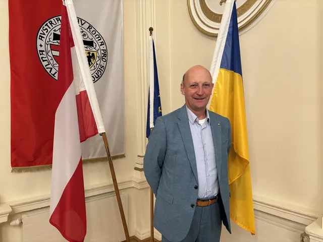 Bezirkshauptmann Andreas Riemer informiert über die neue Waldbrandverordnung, die er kürzlich unterschrieb.  | Foto: Victoria Edlinger