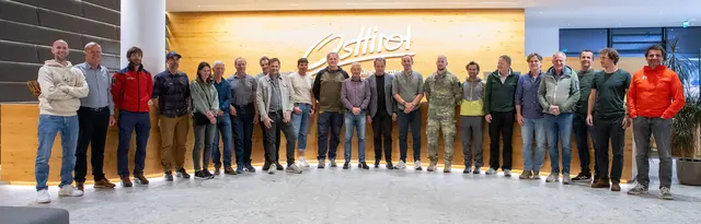 Vertreter alpiner Vereine, des TVBO, des Alpinkompetenzzentrums, der Blaulichtorganisationen, Hüttenbetreiber, der Alpinplattorm Lienz sowie der APFL-Einsatztruppe. | Foto: Ecaterina Tolicova