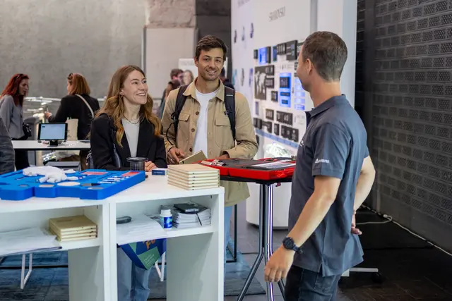 Die career &amp; competence im Congress Innsbruck bringt am 29. April 2026 zum 20. Mal Studierende, Absolventinnen und Absolventen sowie Young Professionals mit über 100 Unternehmen und Hochschulen zusammen und bietet vielfältige Möglichkeiten für Karriere, Austausch und Weiterbildung. | Foto: Viktor Klein/SoWi-Holding