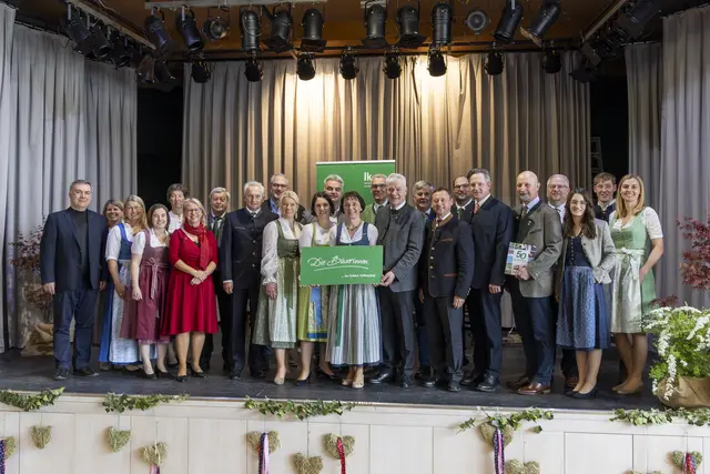 Die Ehrengäste: Pfarrer Kazimierz Sanocki, Brigitte Schuster, Manuela Renner ( Gebietsbäuerin Stv. Kirchberg a.W.), Barbara Grötz LFS Hollabrunn, Claudia Bauer ( Gebietsbäuerin Kirchberg a.W.), Zwentendorfs Bürgermeisterin Marion Török, Hermann Dam, Bürgermeister Langenrohr Leopold Figl, Jochen Kern, Bundesbäuerin, Abg.z.NR Irene Neumann-Hartberger, Karin Baumgartner (Gebietsbäuerin Stv. Tullnerfeld), Karl Minich, Hedi Kainzbauer (Gebietsbäuerin Tullnerfeld), Fritz Buchinger, Landesrat Anton Kasser (in Vertretung von Frau Landeshauptfrau Mikl Leitner), Josef Meyer, Abg.z.NR Johann Höfinger, Matthias Holzer ( Kammerobmann), Präsident LK Abg.z.NR Johannes Schmuckenschlager, Bezirkshauptmann Hofrat Andreas Riemer, Michael Göschelbauer, Victoria Grießlehner LJ Leiterin Tulln, Alexander Kainzbauer LJ Leiter Tulln, Hannah Figl LJ Leiterin Atzenbrugg. | Foto: Matthias Winter