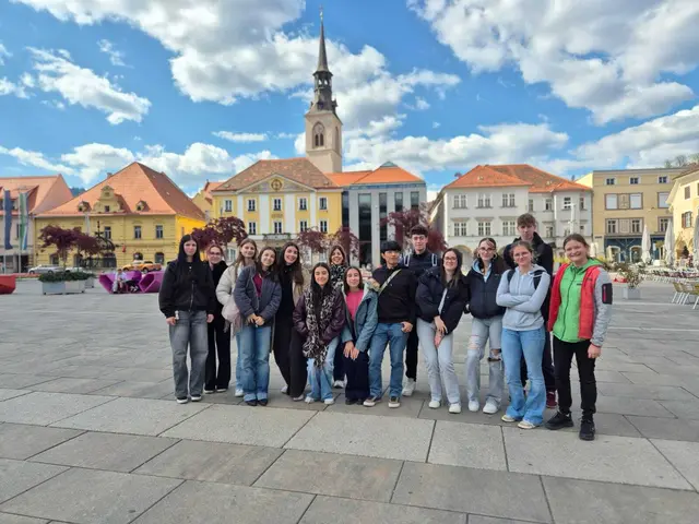 Krieglacher und spanische Schülerinnen und Schüler auf dem Hauptplatz in Bruck an der Mur.  | Foto: HLW Krieglach