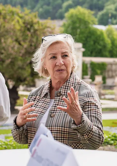 Ein neues Buch widmet sich dem Mirabellgarten und zeigt 400 Jahre Gartenkunst. Mit „Mirabell – Schloss &amp; Refugium“ liegt erstmals ein umfassender Führer durch den Mirabellgarten vor. Im Bild: Stadträtin Andrea Brandner.  | Foto: Stadt Salzburg/Alexander Killer