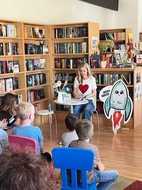 Autorin Iris Schachinger-Koller begeisterte mit ihrem neuen Kinderbuch "Rocky Rakete hat Angst vor Monstern" und nahm das Publikum mit auf eine fantasievolle Reise durch Gefühle, Mut und Kreativität. | Foto: Iris Schachinger-Koller