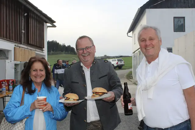 Franz Leitner mit seinen Burgern | Foto: MeinBezirk Perg/Köck