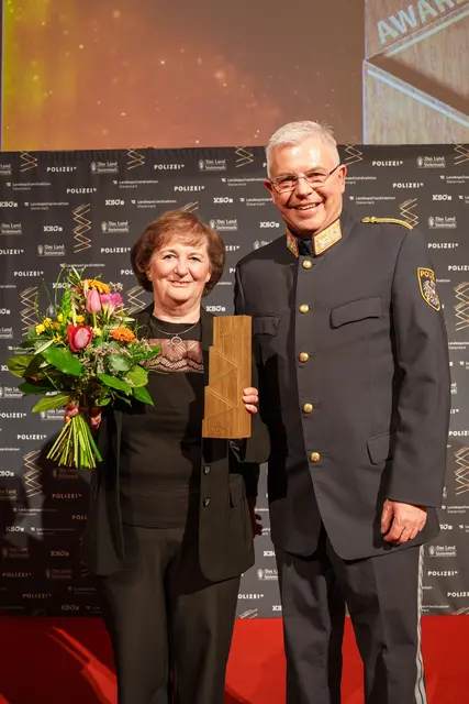 Alexander Gaisch überreichte den Preis an die "gute Seele der Polizei, Rosa Harrer. | Foto: LPD Stmk/Huber