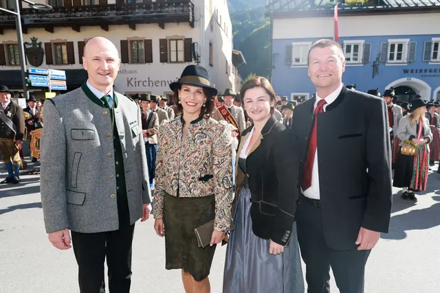 Festakt 150 Jahre Trachtenmusikkapelle Werfen und Fahrzeugweihe der FF Werfen. Im Bild v.l.: Bürgermeister Hubert Stock, Landeshauptfrau Karoline Edtstadler, Landeshauptfrau-Stellvertreterin Marlene Svazek und Bezirkshauptmann Harald Wimmer. | Foto: Land Salzburg/Franz Neumayr