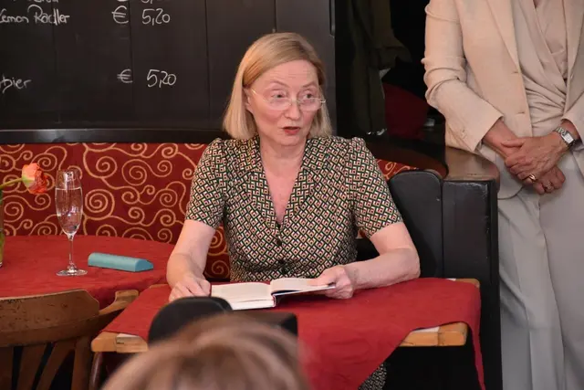 Ein Höhepunkt des Abends war die Lesung der Autorin Barbara Neuwirth.  | Foto: KulturSalon8