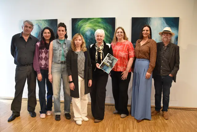 "Die Straße der Frauen" feiert am 7. Mai Premiere: Hans Panner (Produktionsleitung), Sara Bonk (Regieassistenz), Myriam Angela (Darstellerin und Choreographie), Valentina Himmelbauer (Co-Regie), Elke Mischling (bildende Künstlerin), Katrin Bernhardt (Autorin), Landtagspräsidentin Astrid Eisenkopf, Peter Wagner (Regie und Intendanz) | Foto: MeinBezirk/Michael Strini