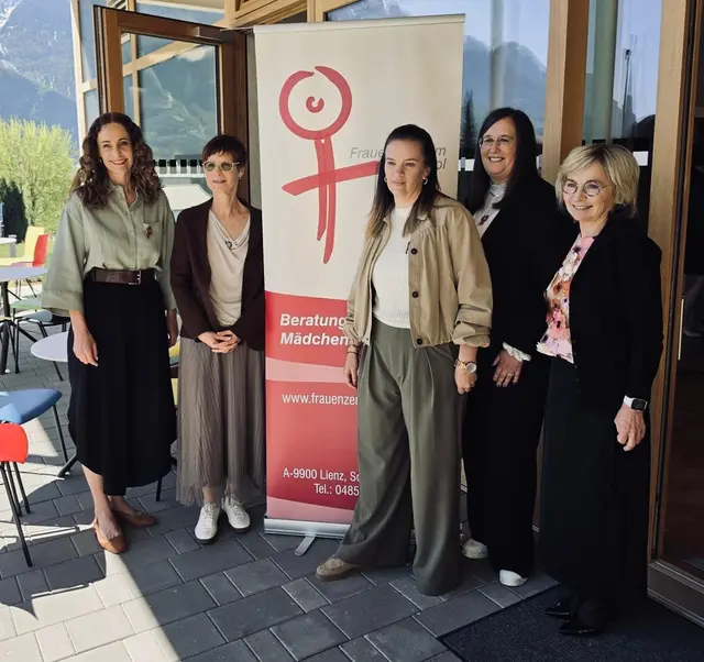 Soziallandesrätin Eva Pawlata, Brigitte Schieder, Caroline Rainer und Sabine Unterweger vom Frauenzentrum, und die Lienzer Bürgermeisterin Elisabeth Blanik (v.l.). | Foto: Frauenzentrum Osttirol