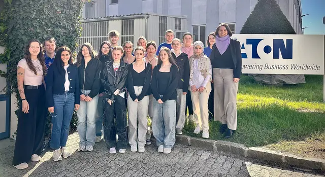 Schülerinnen der Mittelschule Litschau besuchten Eaton in Schrems. Auch WK-Bezirksstellenleiterin Katharina Schwarzinger nutzte die Gelegenheit für einen Besuch. | Foto: Eaton