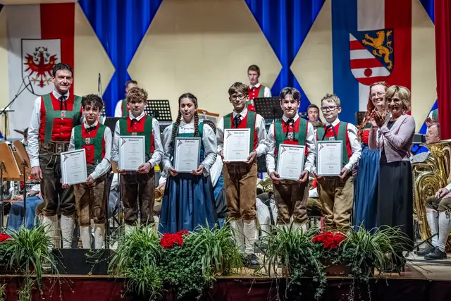 Die geehrten JungmusikantInnen Tim Pramstaller, Joris Althelmig, Joleen Grubelnik, Leon Unterlechner, Tengo Hanser-Huber und Paul Lang (v.l.) | Foto: Osttirol Fotos/Toni Ausserlechner