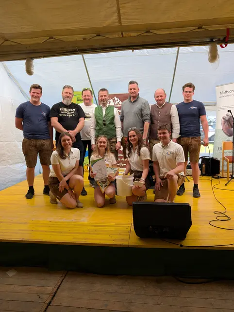 Beim Bezirksmähen der Landjugend in Pettenbach stellten zahlreiche Teilnehmerinnen und Teilnehmer ihr Können im Umgang mit der Sense unter Beweis.  | Foto: Landjugend Bezirk Kirchdorf