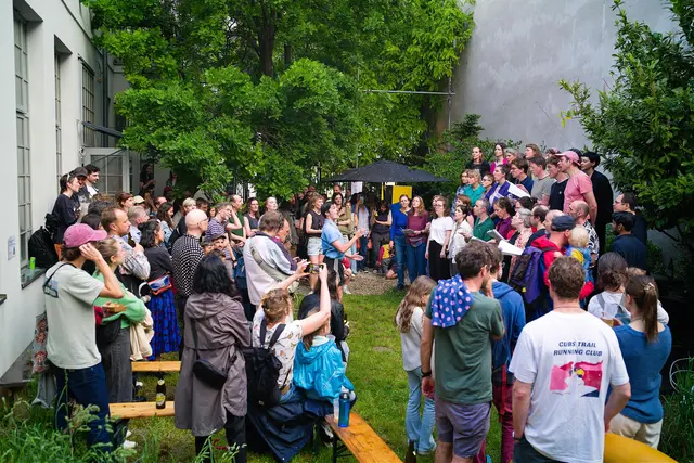 Der Treffpunkt und das Herzstück des Art Opens: Im Studio Walls wird Kunst gezeigt, gemeinsam diskutiert und gefeiert. Die geführten Spaziergänge starten von hier aus ab 15 Uhr.   | Foto: Niko Mayr