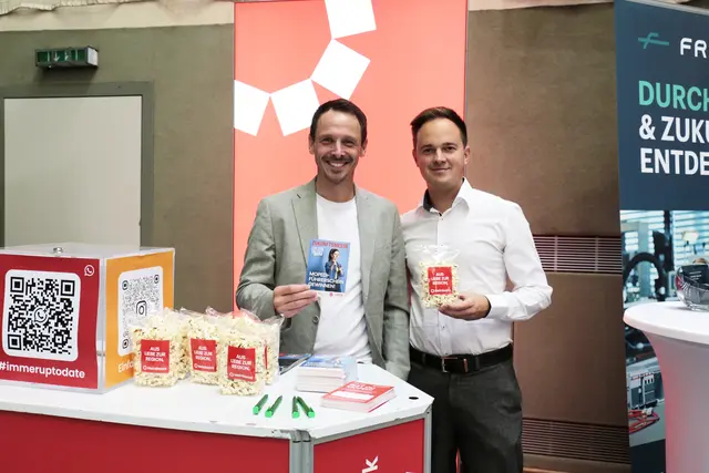 MeinBezirk-Geschäftsstellenleiter in Schärding Andreas Osterkorn und Raphael Mühlbacher, Werbeberater, auf der Zukunftsmesse 2025 in der Bezirkssporthalle Schärding.