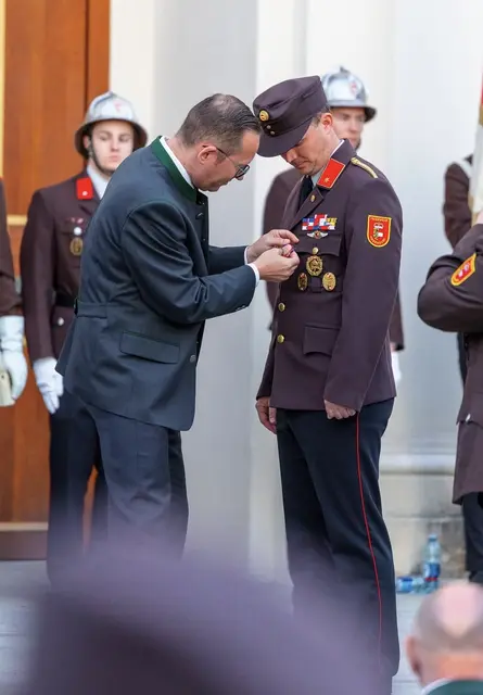 Bürgermeister Djundja verleiht Alexander Traintinger das Goldene Ehrenzeichen der Stadtgemeinde Oberndorf. | Foto: Ja zu Oberndorf 
