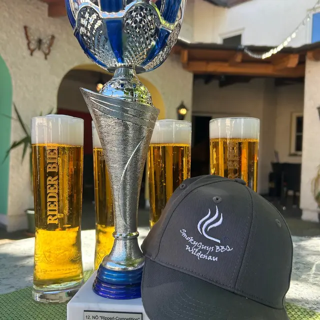 Glänzender Erfolg: Die Trophäe der Smoky Guys wurde mit einem Glaserl Bier begossen. | Foto: Smokey Guys BBQ Wildenau
