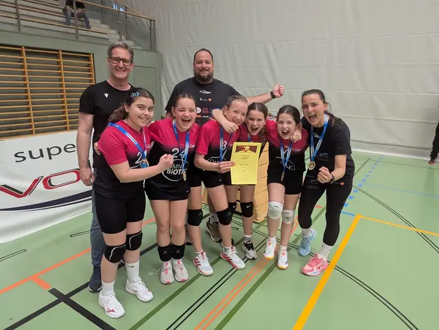 Die Freude über den Meistertitel ist sichtlich groß. | Foto: Supervolleys Enns