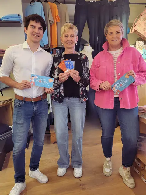 Strahlende Gewinnerin Christl Alonso im Stilhaus Ambiente von Kauffrau Gitti Wojuycki und Bernhard Huber als Vertreter der WHI (Wirtschaft Hopfgarten-Itter). | Foto: Standortmarketing