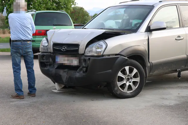 Ein silberner Hyundai knallt in Sattledt aus noch ungeklärten Umständen auf einen weißen Tesla. | Foto: laumat.at